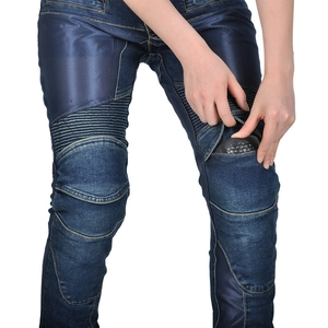 Detailansicht der herausnehmbaren Knieprotektoren in der Motorrad-Jeans für Damen