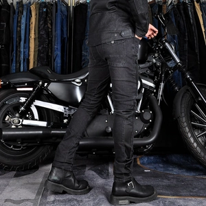 Detail der schwarzen Motorradjeans mit flexiblen Akkordeon-Panels an den Knien