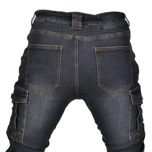 Details der dunkelgrauen Motorradjeans mit geripptem Bund und kontrastierenden Nähten