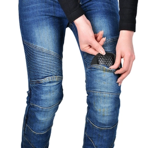 Vue détaillée du jean de moto avec panneaux extensibles en accordéon et protections genoux
