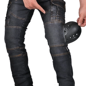 Schwarze Motorradjeans mit verstellbaren und herausnehmbaren Knieprotektoren in Wabenform