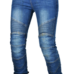 Détail du jean moto bleu avec panneaux en accordéon pour la flexibilité du genou