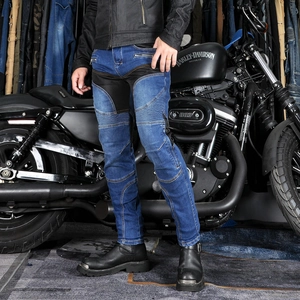 Détail du jean de moto bleu avec panneaux extensibles en accordéon sur les genoux