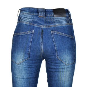 Détail du jean de moto avec plis d'aisance à la taille et écusson en cuir à l'arrière