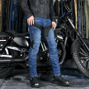Détail du jean moto en mesh avec panneaux extensibles en accordéon pour plus de mobilité