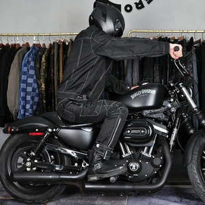 Détail de la veste de moto imperméable avec surpiqûres blanches et tissu résistant