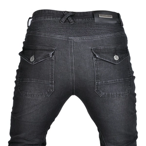 Makro-Detail der Motorradjeans-Rückseite mit elastischen Einsätzen und Cargo-Taschen