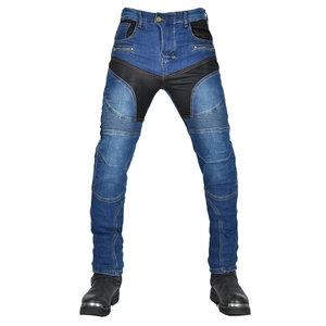 Détail du jean moto montrant les empiècements extensibles et le tissu résistant à l'usure