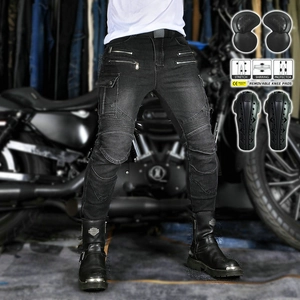 Dettaglio dei jeans da moto con protezioni e arricciature elastiche sulle ginocchia