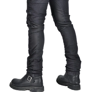 Detailansicht der Motorradjeans mit Knieprotektoren und elastischen Falten-Einsätzen