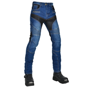 Détail du jean de moto bleu avec panneaux accordéon aux genoux et poches zippées latérales