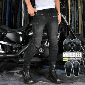 Dettaglio dei jeans da moto con arricciatura a fisarmonica e ginocchiere CE rimovibili