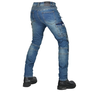 Detailansicht der Rückseite einer blauen Motorradjeans mit Lederpatch und schmaler Passform