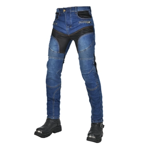Détails du jean moto bleu avec pads de protection et zones extensibles aux genoux