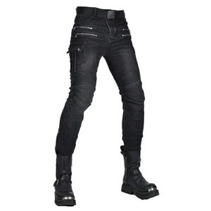 Dettaglio dei jeans da moto con pannelli elasticizzati a coste e tasche cargo laterali