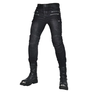 Dettaglio dei jeans da moto con pieghe a fisarmonica sulle ginocchia e tasche con zip