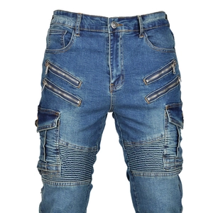 Details der blauen Motorrad-Denimhose mit Falten am Knie und Funktionsreißverschlüssen