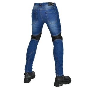 Détail du jean de moto avec panneaux en maille et coutures renforcées à l'arrière du pantalon
