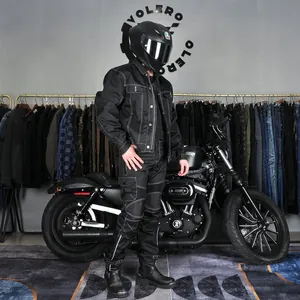 Combinaison moto noire avec surpiqûres blanches et protections professionnelles