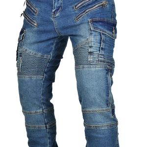 Detail von blau gewaschenen Biker-Jeans mit gefalteten Kniepartien und Taschen