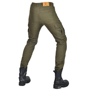 Détail du pantalon de moto vert militaire avec plis aux genoux et poches cargo