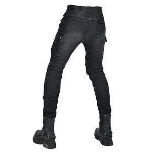 Dettaglio dei jeans da moto con pieghe protettive sulle ginocchia e tasche cargo