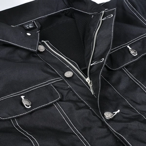 Détail de veste moto imperméable avec doublure en maille respirante et coutures blanches