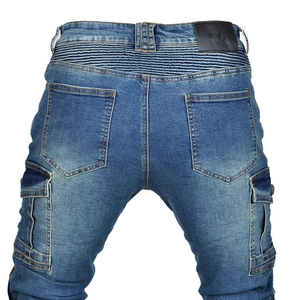 Detail der blauen Motorradjeans mit gerippten Einsätzen und großen Cargo-Taschen