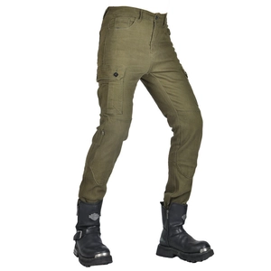 Détail du pantalon moto cargo olive avec genoux renforcés et poches latérales à rabat
