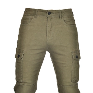 Détail des poches cargo et des coutures renforcées sur le pantalon de moto vert olive
