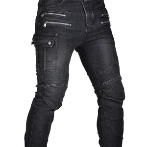 Dettaglio dei jeans da moto con pannelli elasticizzati a fisarmonica e tasche tattiche zip