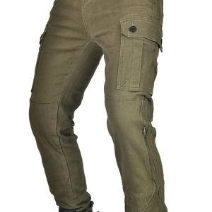 Détail du pantalon cargo de moto vert olive montrant les poches et coutures genoux