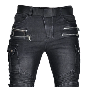 Dettaglio di jeans da moto con cintura tattica e tasche con cerniera sulle cosce