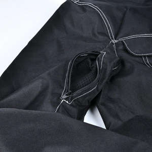 Détail du pantalon de moto avec ouverture zippée et maille en nid d'abeille ventilée