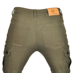 Détail d'un pantalon cargo moto vert olive avec poches arrière et écusson en cuir jaune