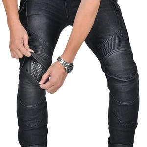 Dettaglio dei jeans da moto con protezioni per le ginocchia e inserti a fisarmonica