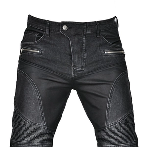 Détails des panneaux en maille et des zones extensibles sur jean de moto noir