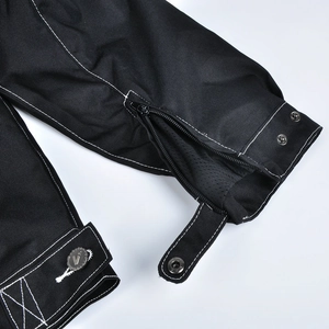 Détail du poignet de la veste moto avec fermeture éclair et doublure en maille
