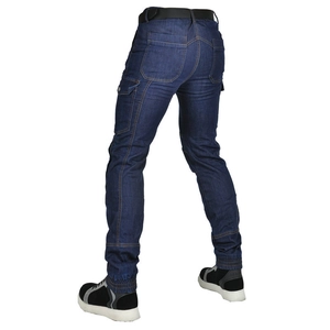 Détails des poches cargo et coutures renforcées sur un jean moto bleu foncé pour homme