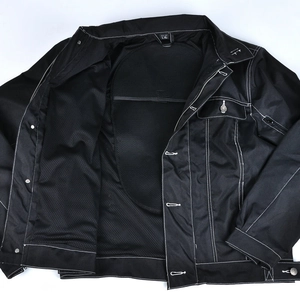 Détail de la veste moto étanche avec doublure en maille respirante et poches protections