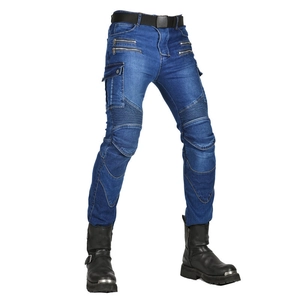 Dettaglio dei jeans da moto con pannelli elasticizzati sulle ginocchia e tasche blu
