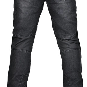 Détail des panneaux en maille respirante et des coutures renforcées sur un jean moto