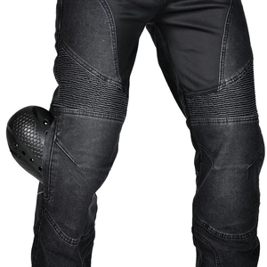 Détail du jean de moto avec panneaux extensibles aux genoux et protections intégrées