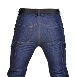 Détail du pantalon cargo moto bleu foncé avec coutures orange et ceinture tactique