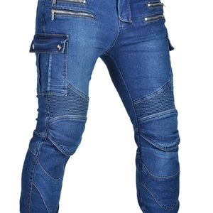 Dettaglio dei jeans da moto con accenti di cerniera e pannelli elasticizzati a fisarmonica