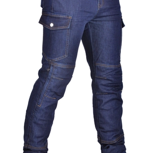 Détails du jean moto Cordura avec coutures jaunes et protection renforcée aux genoux