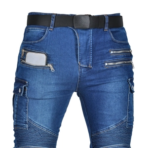 Dettagli dei jeans da moto con pieghe a fisarmonica e tasche con cerniera funzionali