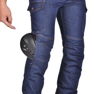 Détail montrant l'insertion des genouillères en nid d'abeille dans le jean moto