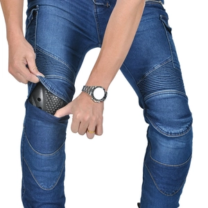 Dettaglio dei jeans da moto con pannelli elasticizzati e protezioni rimovibili sulle ginocchia