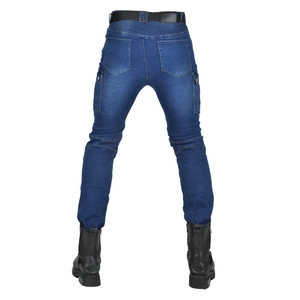 Dettaglio dei jeans da moto con pannelli elasticizzati a fisarmonica su vita e ginocchia